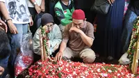 Beberapa kerabat dekat terlihat meneteskan air mata ketika jenazah Affan diturunkan ke liang lahat. (Kapanlagi.com/Budy Santoso)