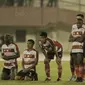 Pemain Madura United tampak tegang saat adu penalti melawan Bali United pada laga perempat final Piala Presiden di Stadion Manahan, Solo, Sabtu, (3/2/2018). Bali United menang adu penalti 5-4 atas Madura United. (Bola.com/M Iqbal Ichsan)