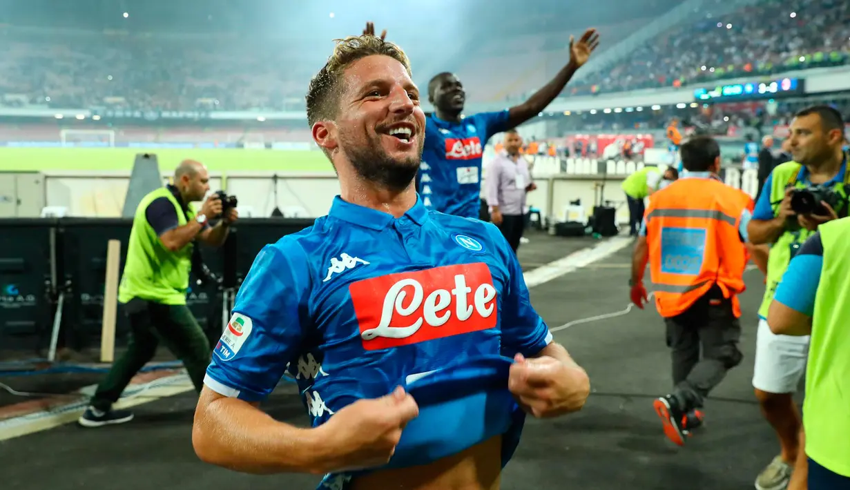 Striker Napoli, Dries Mertens berselebrasi usai mencetak gol ke gawang AC Milan pada lanjutan Liga Serie A Italia di San Paolo Stadium, Naples (25/8). Napoli menang tipis atas Milan 3-2. (Alessandro Garofalo/ANSA via AP)
