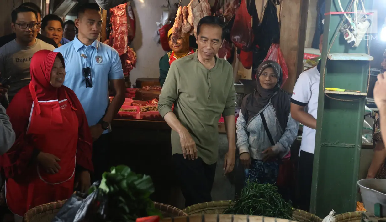 Calon Presiden Nomor Urut 01, Joko Widodo atau Jokowi melakukan blusukan ke Pasar Cihaurgeulis, Bandung, Minggu (11/11). Dalam kesempatan itu, Jokowi juga membeli sejumlah dagangan pasar seperti bayam, ubi dan kangkung. (Liputan6.com/Angga Yuniar)
