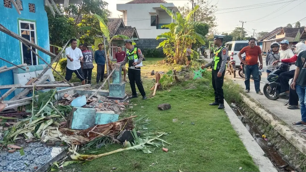 Kecelakaan maut melibatkan mobil pikap yang mengangkut rombongan santri di Lampung Selatan. (Dok. Istimewa).