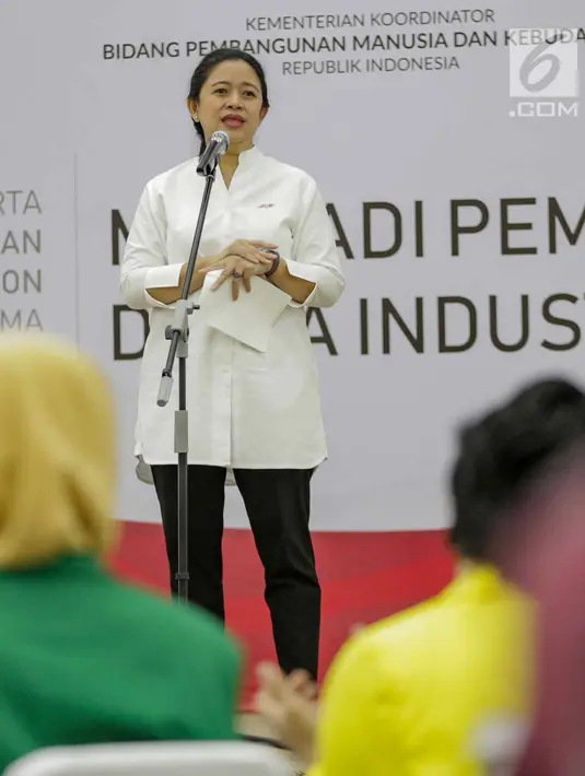 Menko PMK Puan Maharani memberi sambutan dalam penandatanganan beasiswa Teladan Tanoto Foundation di Kantor Kemenko PMK di Jakarta, Selasa (5/3). Puan memberi motivasi kepada 150 mahasiswa penerima program tersebut. (Liputan6.com/Faizal Fanani)