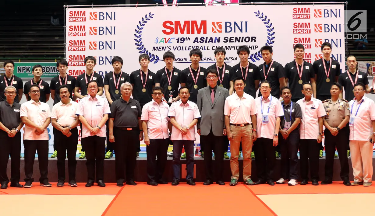 Ketua PBVSI, Imam Sudjarwo (tengah) berfoto bersama usai gelaran Kejuaraan Voli Putra Asia 2017 di GOR Tri Dharma, Gresik, Selasa (1/8). Jepang menjadi kampiun usai menumbangkan Kazakhstan 3-1. (Liputan6.com/Helmi Fithriansyah)