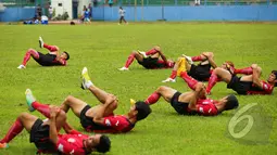 Sejumlah pemain Mitra Kukar melakukan peregangan di Stadion Gajayana, Malang, Senin (19/1/2014). (Liputan6.com/Faizal Fanani)