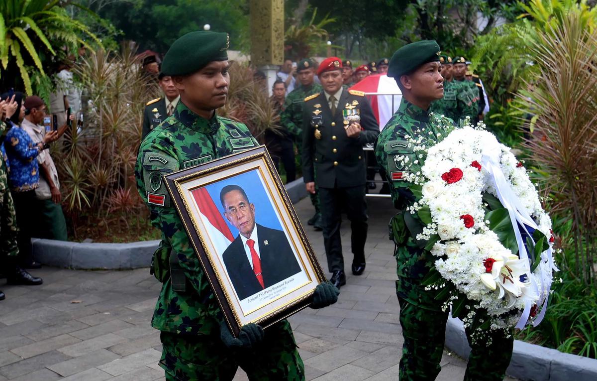 FOTO: Ryamizard Ryacudu Dimakamkan Secara Militer di TMP Kalibata