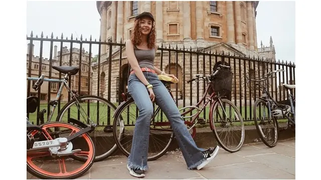 Bergaya ala tahun 80an tetap membuatnya terlihat fashionable