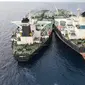 Bakamla RI sita kapal super tanker MT Arman 114 berbendera Iran (kiri) dan MT. S Tinos berbendera Kamerun (kanan) di perairan Indonesia (Bakamla RI / Indonesia Coast Guard)