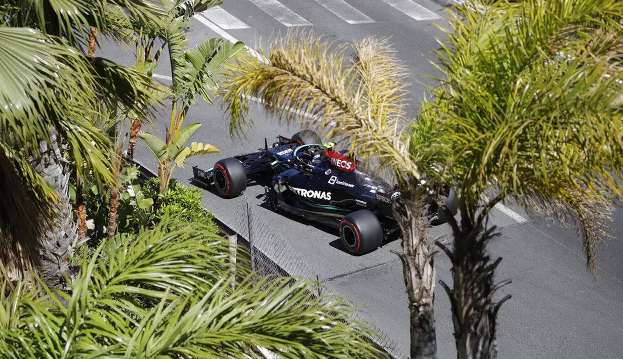 Pembalap Mercedes Valtteri Bottas mengemudikan mobilnya pada latihan bebas kedua untuk balapan F1 GP di Sirkuit Monaco, Monaco, Kamis (20/5/2021). F1 GP Monaco akan berlangsung pada 23 Mei 2021. (AP Photo/Luca Bruno)