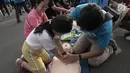 Anggota dari Perhimpunan Dokter Spesialis Anestesilogi dan Terapi Intensif mengajarkan kepada warga teknik Cardiopulmonary Resuscitation (CPR) saat sosialisasi siaga bencana di kawasan Bundaran HI, Jakarta, Minggu (15/4). (Merdeka.com/Iqbal S Nugroho)