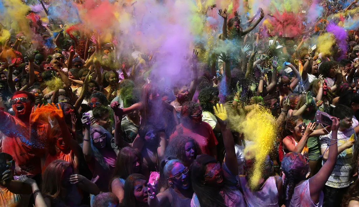 Kemeriahan Festival Holi saat melemparkan serbuk berwarna di Santa Coloma de Gramenet, Spanyol, Minggu (28/5). Kini, festival Holi bukan saja dilakukan oleh warga India tetapi sudah menjadi tren di sejumlah negara. (AP Photo / Manu Fernandez)