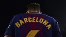 Pemain Barcelona, Denis Suarez dengan jersey menggunakan jersey dengan nama "Barcelona" untuk penghormatan bagi korban teror La Rambla saat melawan Real Betis di Camp Nou stadium,  (20/8/2017). Barcelona menang 2-0. (AFP/Josep Lago)