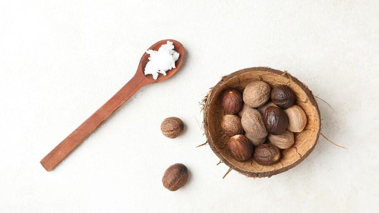 Berwarna putih gading dan cenderung padat pada suhu ruangan, shea butter telah menjadi bahan utama dalam produk kecantikan selama berabad-abad.