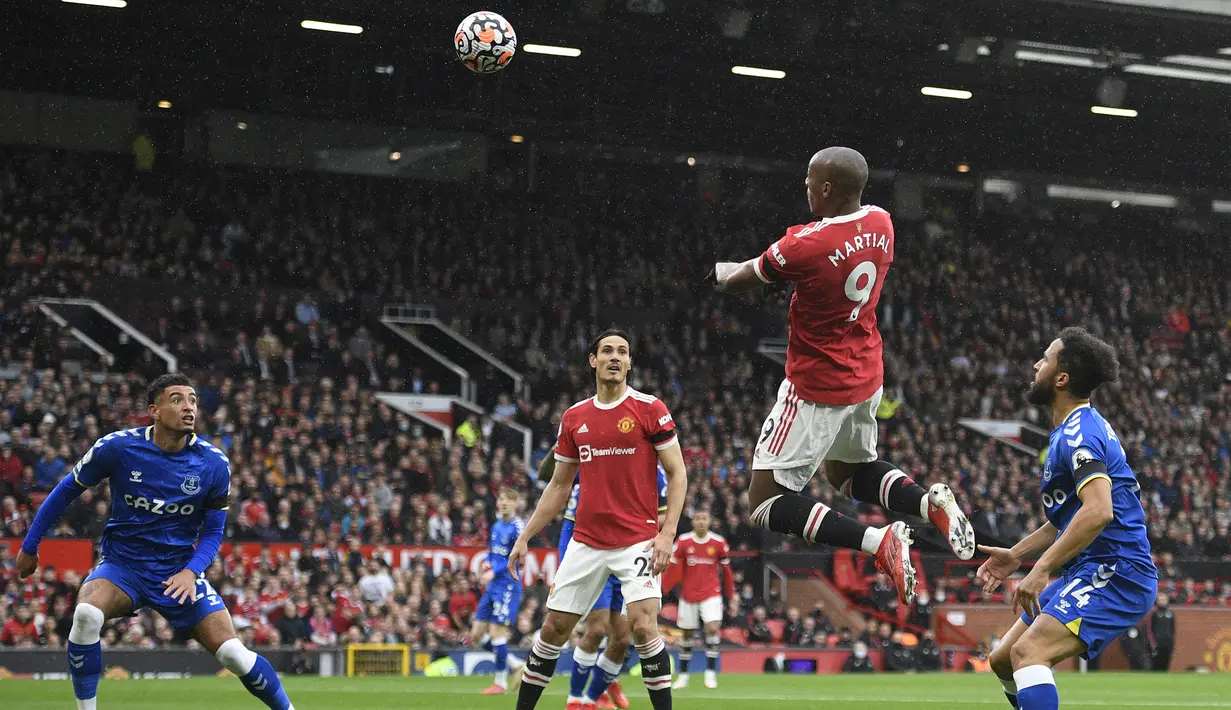 Manchester United yang memegang kendali di awal laga memperoleh peluang pertama pada menit ke-6. Sundulan Anthony Martial memanfaatkan umpan silang Aaron Wan Bissaka masih menyamping dari gawang Everton. (AFP/Oli Scarff)
