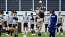 Pemain Wolverhampton Wanderers, Adama Traore, duel udara dengan Ruben Neves saat latihan jelang laga  perempat final Liga Europa di Duisburg, Jerman, Senin (10/8/2020). Wolverhampton akan berhadapan dengan Sevillla. (Ina Fassbender/Pool Photo via AP)