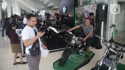 Pengunjung menjajal motor modifikasi saat pemeran IIMS Motobike Expo 2019 di Istora Senayan, Jakarta, Jumat (29/11/2019). IIMS Motobike Expo 2019 diikuti belasan merek sepeda motor dan sejumlah bengkel modifikasi. (Liputan6.com/Faizal Fanani)