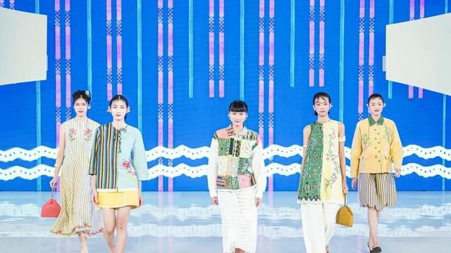 Catwalk Cultural Evolution: CTI x Qanagara, Toko Didiyo, Money Man Works" pada Rabu, 25 September 2024.