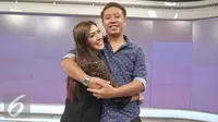 Pasangan Rey Utami dan Pablo Putera Benua saat menjadi bintang tamu dalam acara Dear Haters di Liputan6.com, Jakarta, Kamis (12/1). (Liputan6.com/Fatkhur Rozaq)