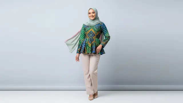 Desain Blouse Batik Lebaran Kekinian yang Cocok untuk Celana atau Rok Model Peplum