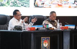 Menteri Dalam Negeri (Mendagri) Muhammad Tito Karnavian saat memimpin Rapat Bersama Komite Eksekutif Percepatan Pembangunan Otsus Papua dengan para gubernur dan bupati/wali kota se-Papua dalam rangka persiapan pertemuan dengan Presiden. (Foto: Puspen Kemendagri).