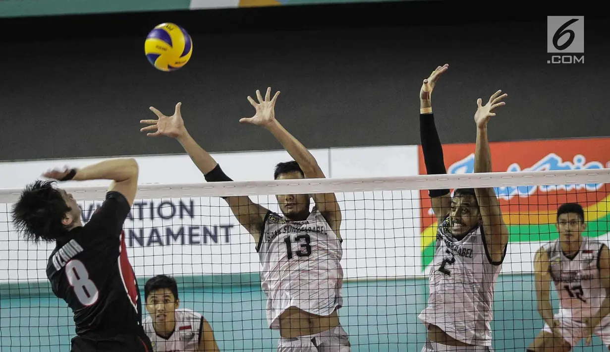 Pemain Timnas voli Indonesia memblok bola dari lawan  tim bola voli Jepang di kualifikasi bola voli 18th Asian Games Invitation Tournament di Tennis Indoor Senayan, Jakarta, Senin (12/2). Indonesia menang dengan skor 3-2. (Liputan6.com/Faizal Fanani)