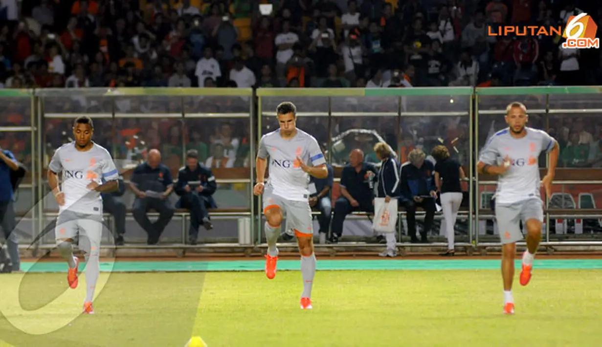 Robin van persie (tengah) terlihat serius dalam sesi latihan yang di gelar pada kamis malam. 6 juni 2013 di Stadion Gelora Bung karno. Jakarta. (Liputan6.com/Helmi Fithriansyah)