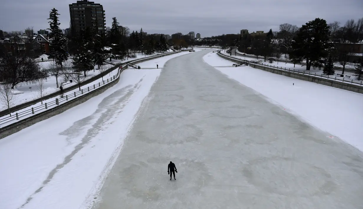 Seseorang menyusuri Rideau Canal Skateway pada hari pembukaannya di tengah pandemi COVID-19 di Ottawa, Ontario, Kamis (28/1/2021). Ottawa merupakan negara terdingin di dunia. Jika winter tiba, seluruh kota berwarna putih, tertutup salju dan es. Tidak terkecuali dengan Rideau Canal. (Justin Tang/The