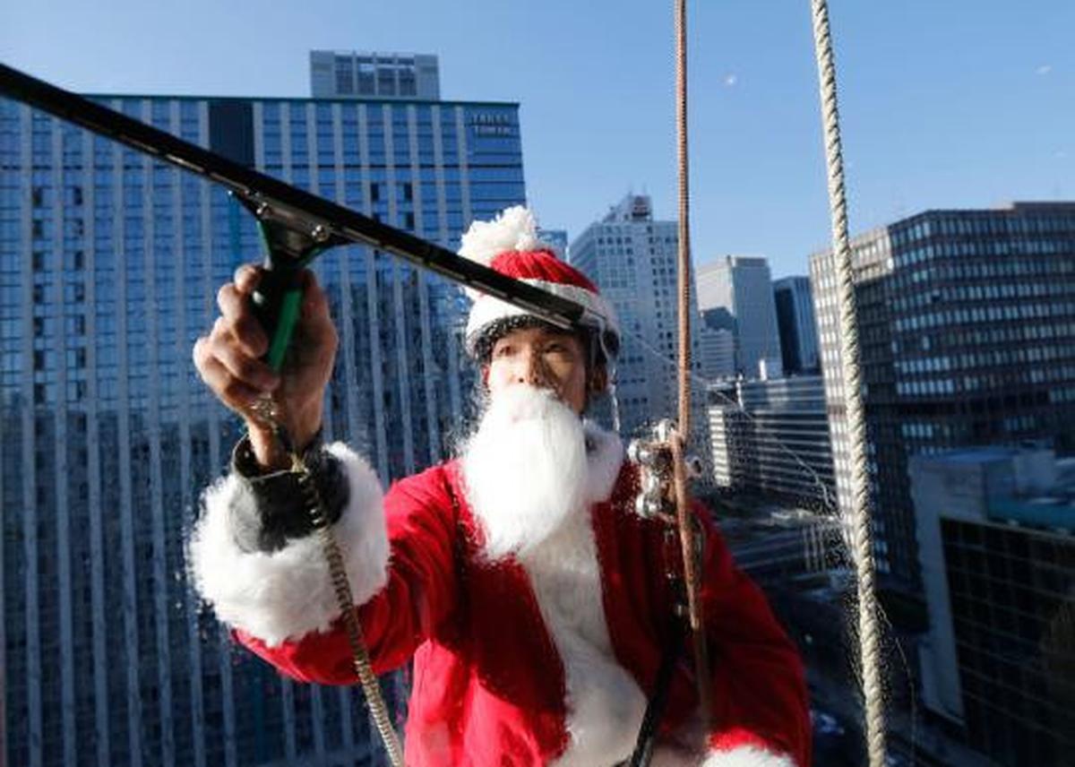 Santa Claus jadi petugas pembersih kaca gedung