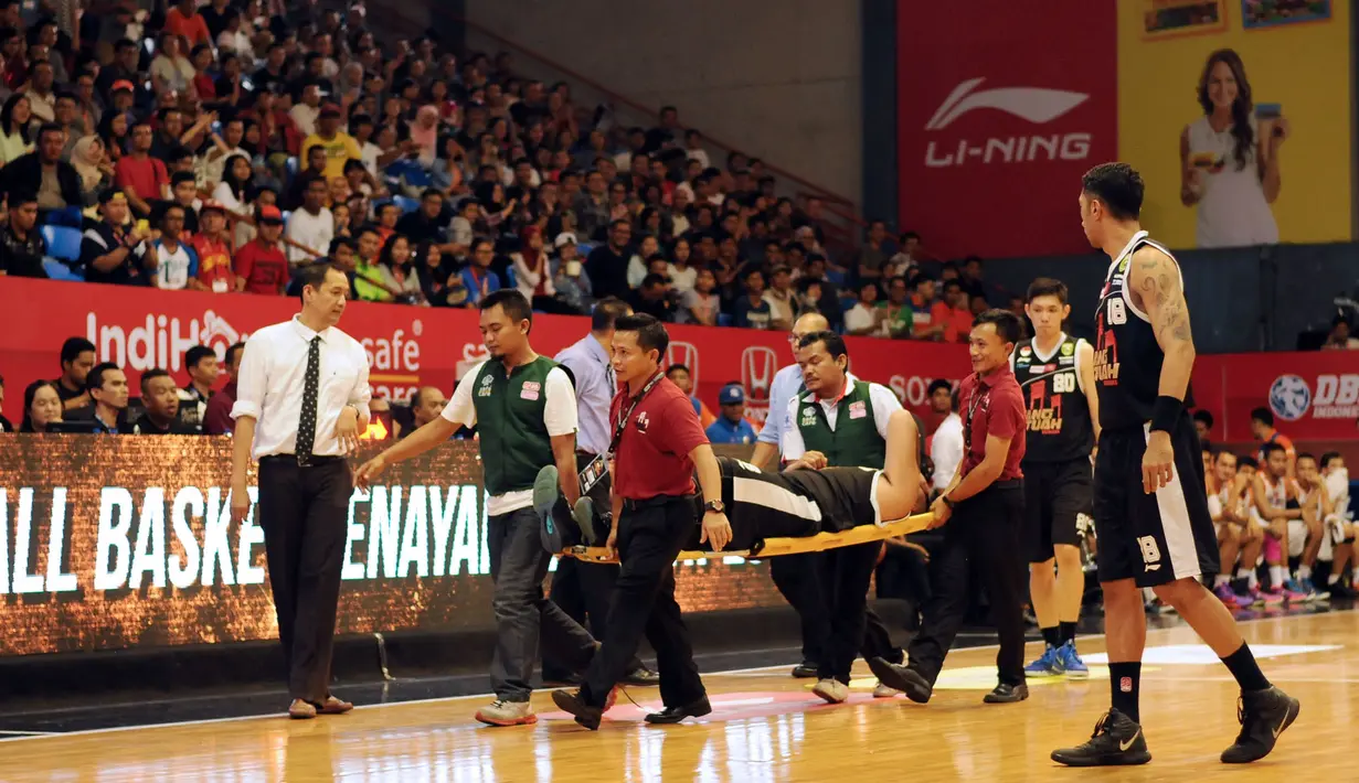 Pebasket Hang Tuah Sumsel, Tony Sugiharto terpaksa ditandu keluar lapangan akibat cedera saat laga melawan Pelita Jaya Energi Mega Persada di NBL Championship, Jakarta, (2/5/2015). Pelita Jaya unggul 73-58 atas Hang Tuah. (Liputan6.com/Helmi Fithriansyah)