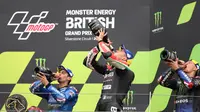 Tiga pembalap yang naik podium MotoGP Inggris 2021. Alex Rins, Aleix Espargaro, dan Fabio Quartararo (Adrian DENNIS / AFP)