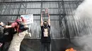 Aktivis Barisan Oposisi Indonesia (BOI) melakukan aksi unjuk rasa mendesak pembersihan dugaan mafia alat utama sistem persenjataan (alutsista) di depan Gedung Kompleks Parlemen, Jakarta, Kamis, 27 Agustus 2026. (KLY/ Arie Basuki)