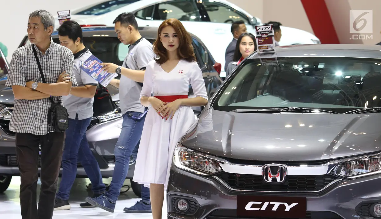 Model berpose di samping mobil yang dipamerkan pada Gaikindo Indonesia International Auto Show (GIIAS) 2019 di ICE BSD, Tangerang, Sabtu (20/7/2019). Kehadiran SPG atau model itu untuk menarik pengunjung serta memberikan informasi terkait produk otomotif yang ditawarkan. (Liputan6.com/Angga Yuniar)