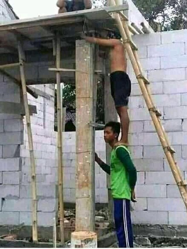 6 Potret Nyeleneh Orang Pakai Tangga Ini Malah Bikin Heran