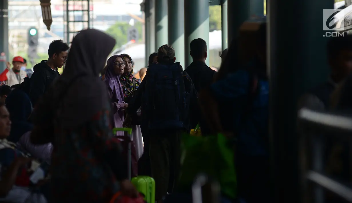 Sejumlah calon penumpang menunggu kereta di Stasiun Gambir, Jakarta, JumaKt (31/5/2019). H-5 Lebaran, pemudik mulai memadati Stasiun Gambirdimana Lonjakan penumpang kereta api tujuan berbagai kota di Pulau Jawa diprediksi terjadi pada 31 Mei dan 1 Juni 2019. (merdeka.com/Imam Buhori)
