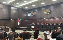 VIDEO: Momen Haru Tahan Tangis Saksi dari KPU Ungkap Fakta Sirekap, Minta Maaf ke Hakim MK