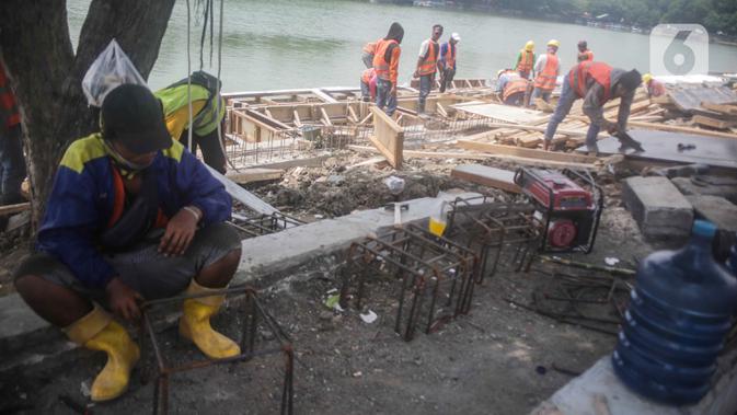 Aktivitas pekerja proyek pemasangan sheet pile (turap) di kawasan Waduk Sunter Selatan, Jakarta, Senin (18/11/2019). Pemkot Jakarta Utara terus berupaya mempercantik kawasan Danau Sunter Selatan, salah satunya dengan pembangunan sheet pile atau turap. (Liputan6.com/Faizal Fanani)