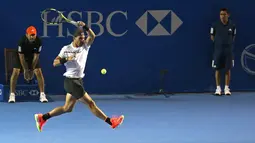 Gaya petenis asal Spanyol, Rafael Nadal saat mengembalikan bola ke arah petenis asal Jepang, Yoshihito Nishioka dalam babak perempat final turnamen Meksiko Terbuka 2017 di Cancha Central, Acapulco, Kamis (2/3). (AP Photo/Enric Marti)