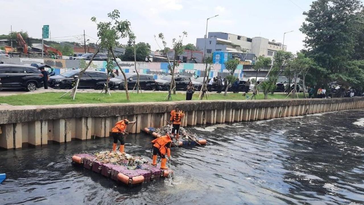 DKI Jakarta Gencarkan Pengerukan 835 Ribu Kubik Lumpur untuk Penanganan Banjir Jakarta