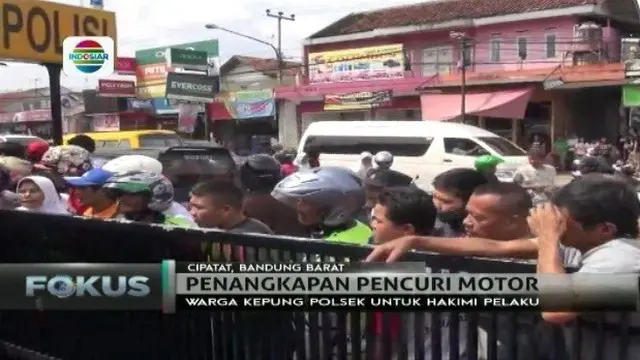 Geram, warga kepung Mapolsek Cipatat, Bandung Barat, lantaran ulah komplotan maling motor yang telah ditangkap polisi.