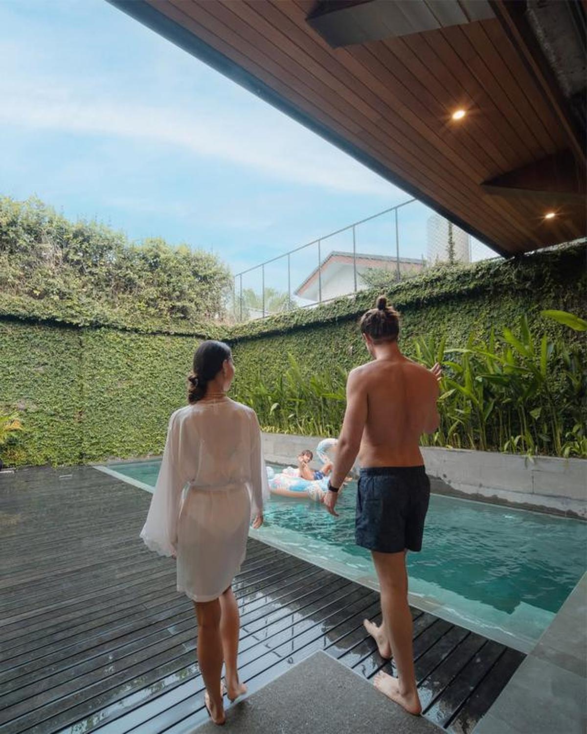 6 Potret Teras Vila Nana Mirdad di Bali, Mewah dan Estetik dengan Konsep Open Space
