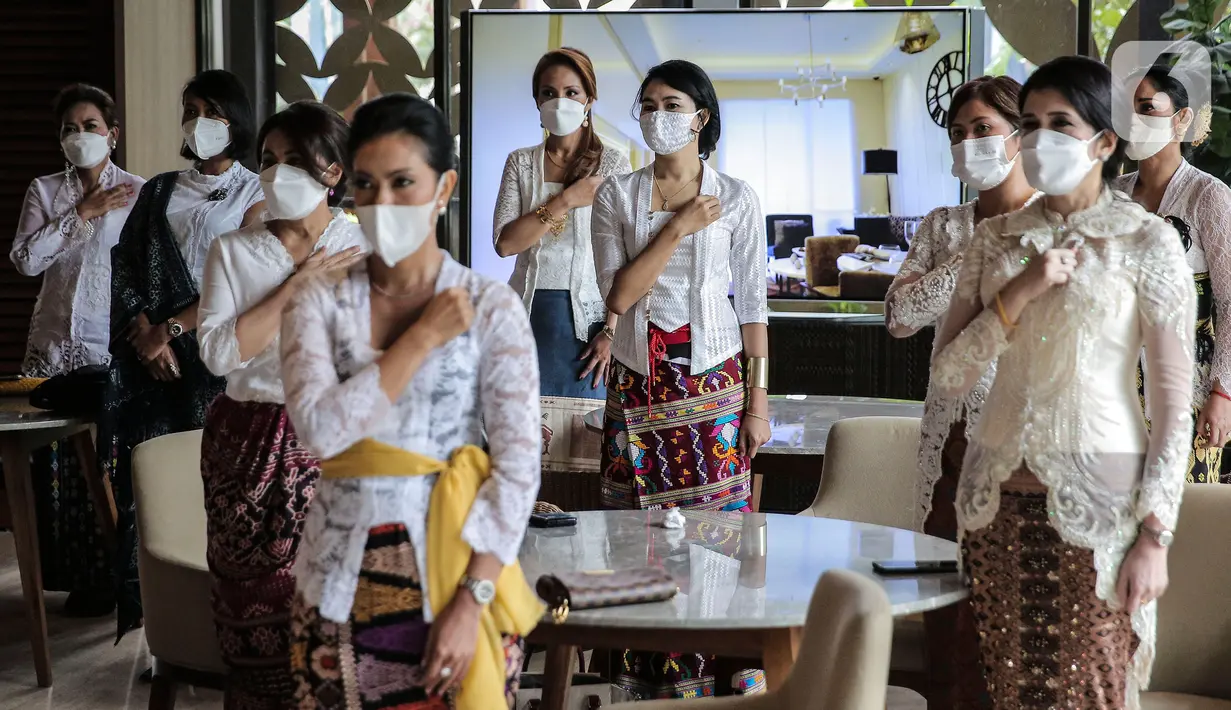 21 Perempuan dari berbagai profesi berkerjasama dengan Belantara Budaya Indonesia menggunakan 21 Wastra mengadakan fashion show dalam acara memperingati Hari Kartini, di Jakarta, Rabu (21/04/2021). (Liputan6.com/Johan Tallo)