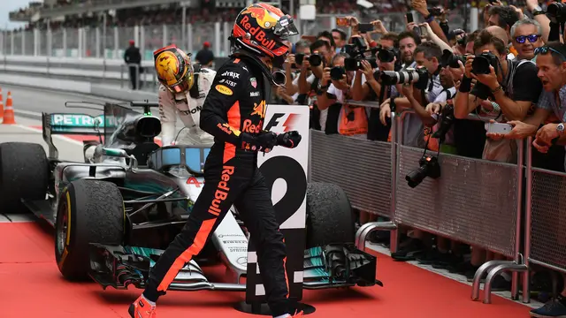 PHOTO: Kalahkan Lewis Hamilton, Pembalap Max Verstappen Juara Formula 1 GP Malaysia