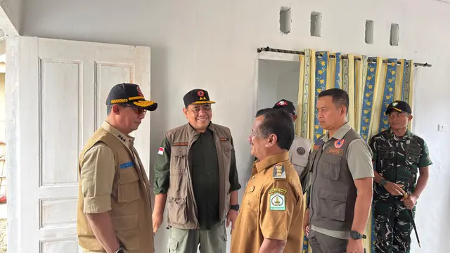 Kepala Badan Nasional Penanggulangan Bencana (BNPB) Suharyanto saat meninjau penanganan pascabencana di Kabupaten Aceh Tamiang, Senin 22 Juni 2026.