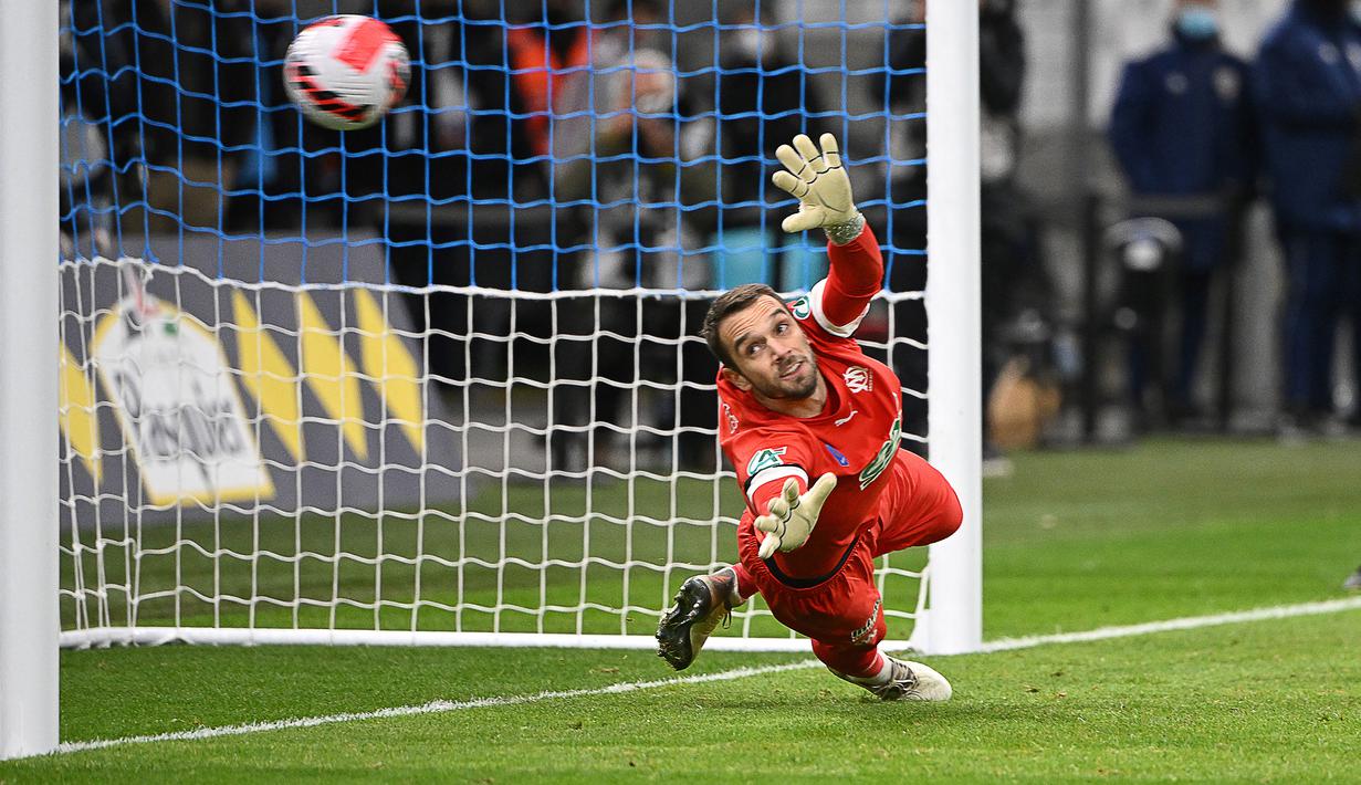 Pau Lopez. Kiper Spanyol berusia 27 tahun ini baru saja dipermanenkan Olympique Marseille pada bursa transfer musim panas 2022/2023 dari AS Roma setelah 1 musim berstatus pinjaman. Ia diikat kontrak Marseille hingga Juni 2026 dengan nilai transfer 12 juta euro atau setara Rp183 miliar. Semusim membela Marseille ia total tampil dalam 35 laga di semua ajang dengan torehan 12 kali clean sheet dan kebobolan 43 gol. (AFP/Nicolas Tucat)