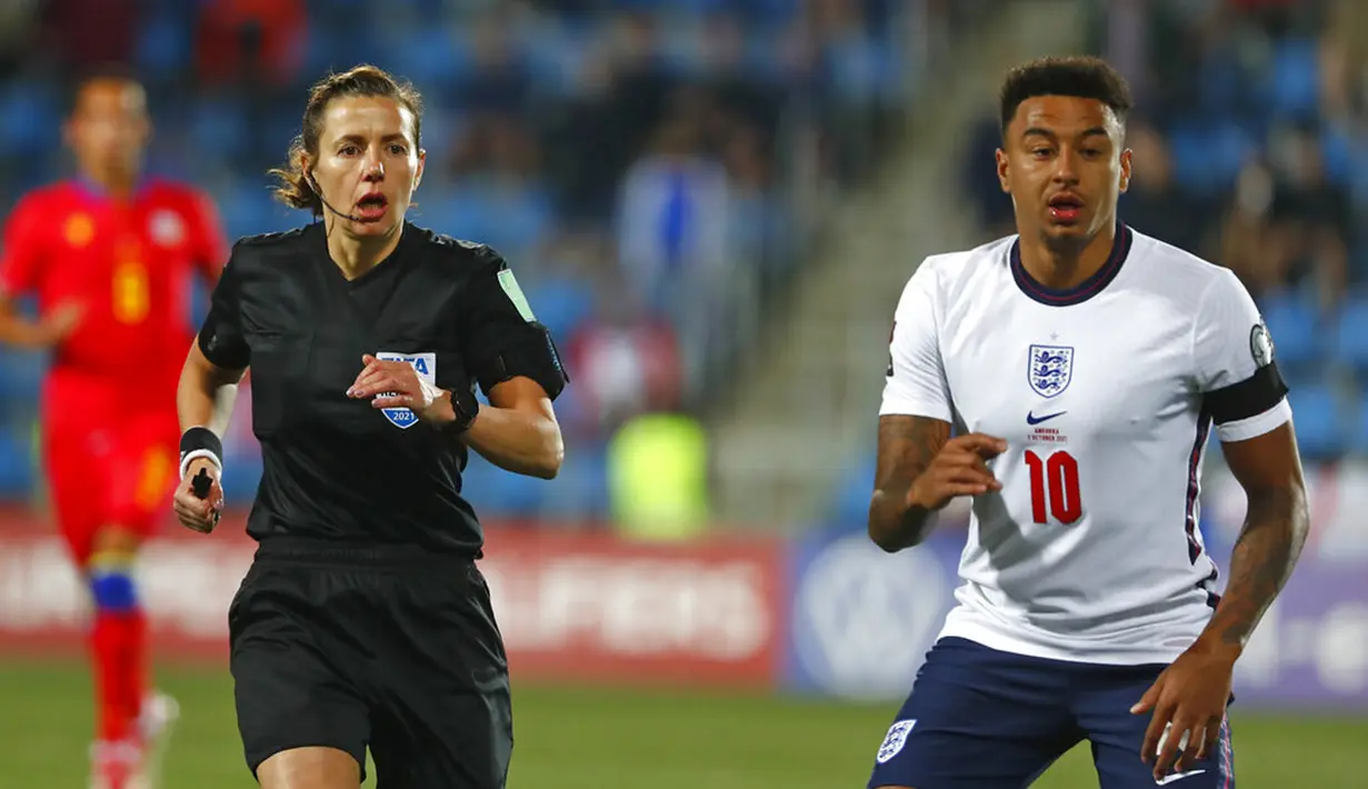 Wasit Kateryna Monzul beraksi di samping pemain Inggris Jesse Lingard pada pertandingan kualifikasi Grup I Piala Dunia 2022 di National Stadium, Andorra la Vella, 9 Oktober 2021. Inggris menang 5-0. (AP Photo/Joan Monfort)