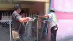 
Seekor kadal terperangkap di pintu pagar di Thailand. Hewan tersebut mengalami luka dan berhasil diselamatkan setelah 30 menit.