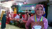 Annisa Rahma Putri lulusan terbaik dalam Yudisium perdana masa new normal di Universitas Dehasen Bengkulu. (Liputan6.com/Yuliardi Hardjo)