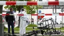 Garis polisi dipasang di sekita lokasi penyerangan di stasiun kereta komuter S-Bah di Grafing, kota di Munich, Jerman selatan, Selasa (10/5). Seorang pria bersenjatakan pisau menyerang penumpang dan mengakibatkan satu orang tewas. (REUTERS/Michaela Rehle)