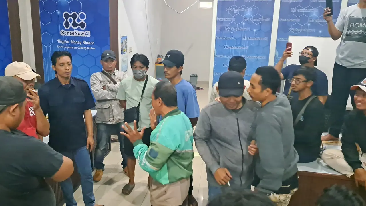 Para nasabah investasi trading meng geruduk kantor manajemen SNAI Kudus