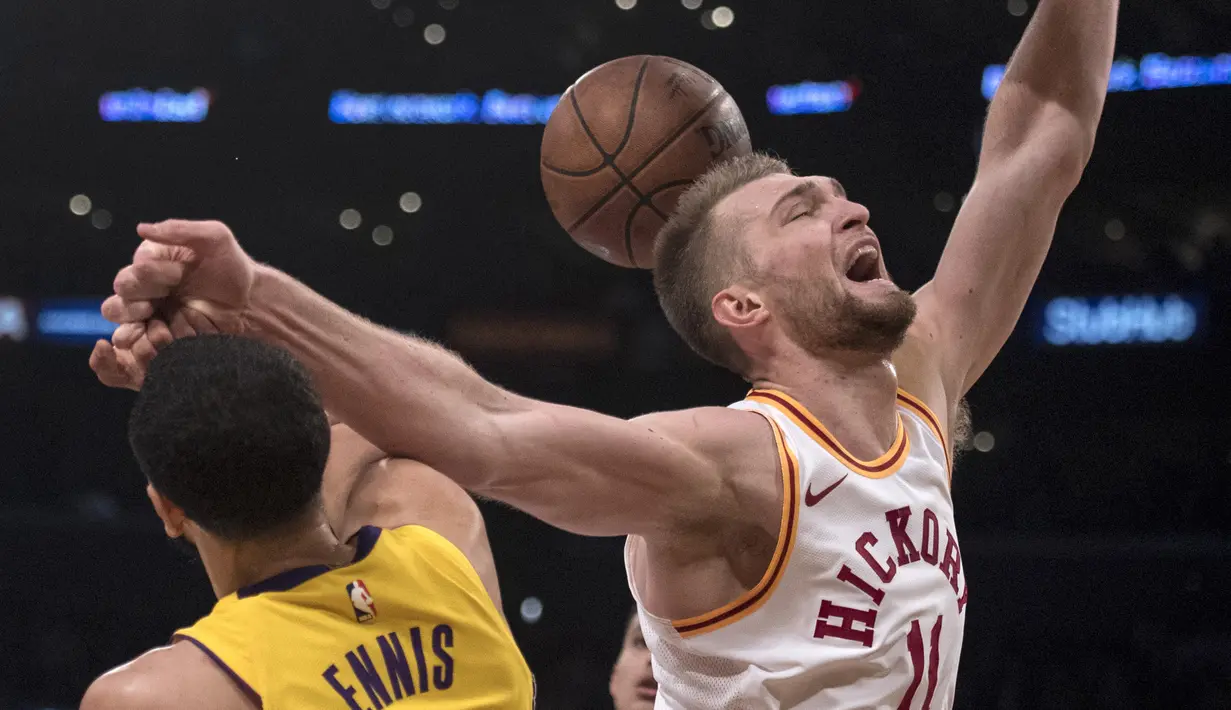 Pemain Indiana Pacers, Domantas Sabonis (kanan) gagal merebut bola dari pemain Lakers, Tyler Ennis pada lanjutan NBA basketball game di Staples Center, Los Angeles, (19/1/2018). Lakers menang 99-86. (AP/Kyusung Gong)