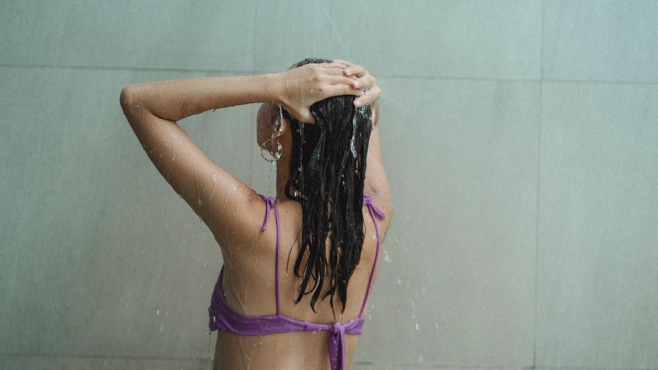 Lebih lanjut Sitoresmi menjelaskan bahwa pada proses keramas, sampo yang pertama berfungsi untuk membersihkan sebum (minyak) dan polutan (debu) yang menempel pada rambut dan permukaan kulit.
